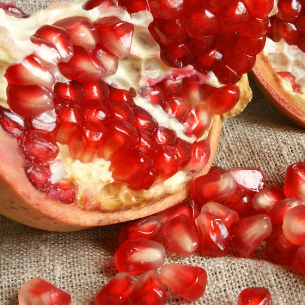 Лосьон для тела "Гранат" (250 мл)    Тщательное и ежедневное увлажнение – неотъемлемый ритуал для поддержания тонуса и красоты кожи. Именно верно подобранное увлажняющее средство способно создать защитный барьер на коже, препятствуя появлению ощущения сухости, стянутости, покраснений и раздражений. Лосьон для тела имеет нежирную консистенцию и отлично подходит для любого типа кожи, не закупоривая поры и глубоко питая кожу.  Содержание экстракта граната оказывает питающее и увлажняющее действие на кожу. Обогащенный витаминами В3 и С, лосьон устраняет пигментацию, следы от акне, тусклость кожи, выравнивает и осветляет кожу, поддерживая ее молодость и красоту.