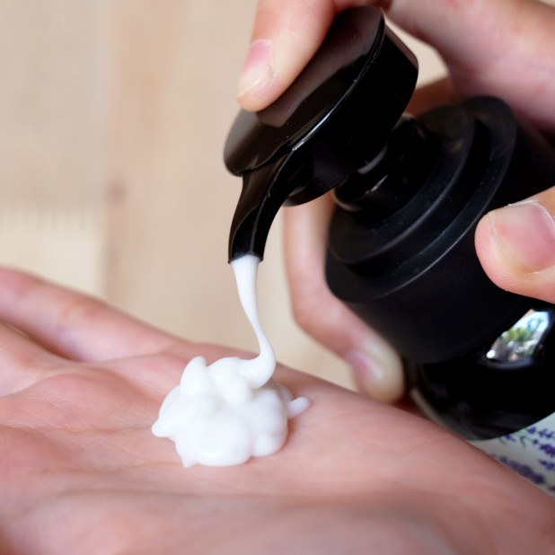 Натуральный расслабляющий и успокаивающий лосьон для тела из Тайланда Лаванда Phutawan Body Lotion Lavender 250 мл.